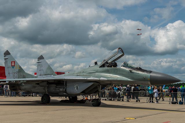 Demo in Florennes, Formation «Mirror», im Vordergrund MiG-29 |  Display in Florennes, formation «Mirror», MiG-29 in the foreground